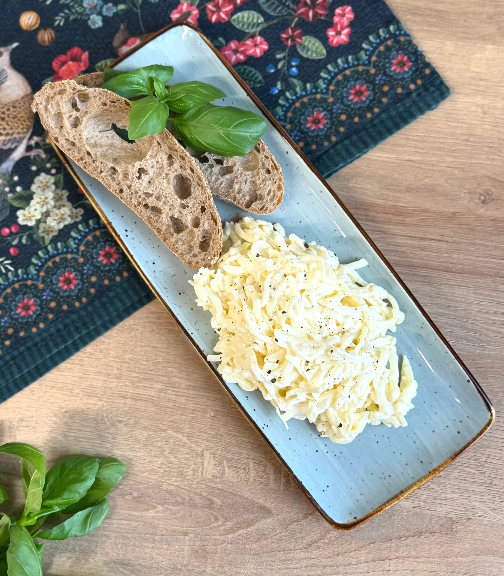 Mozzarella-küüslaugusalat kg